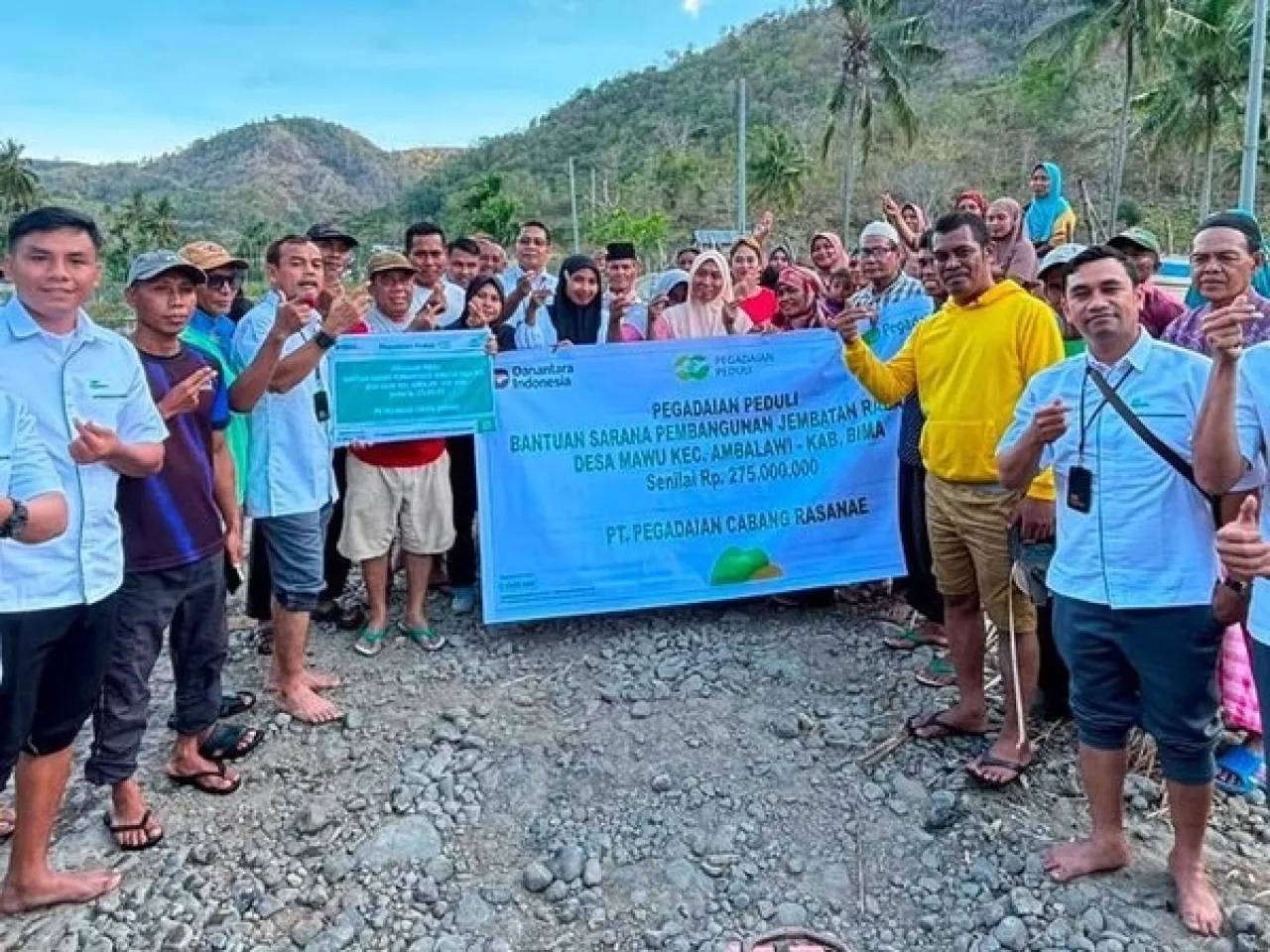 Pegadaian Peduli Salurkan Rp 275 Juta untuk Pembangunan Jembatan Raba Sa'u  Baca artikel detiknews, "Pegadaian Peduli Salurkan Rp 275 Juta untuk Pembangunan Jembatan Raba Sa’u — News